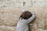 woman_praying_western_wall_jerusalem_2011_by_leslie_hossack.jpg