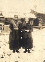yarkino-v-1911-g.-parnyiy-fotoportret-dvuh-pojilyih-jenschin-v-prazdnichnoy-odejde