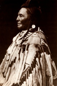 1905-1925-edward-s.-curtis--shot-in-the-hand-absaroke