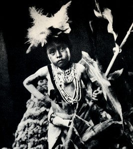 1910-1925-edward-s.-curtis--dans-lattente-du-retour-des-coureurs-du-serpent-in-waiting-of-the-return-of-the-runners-of-the-snake