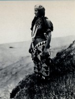 1918-1925-edward-s.-curtis--femme-hupa-en-costume-traditionnel-woman-hupa-in-traditional-costume