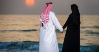 arab-couple-at-the-beach-watching-the-sunset-1050x600-e1506760841816
