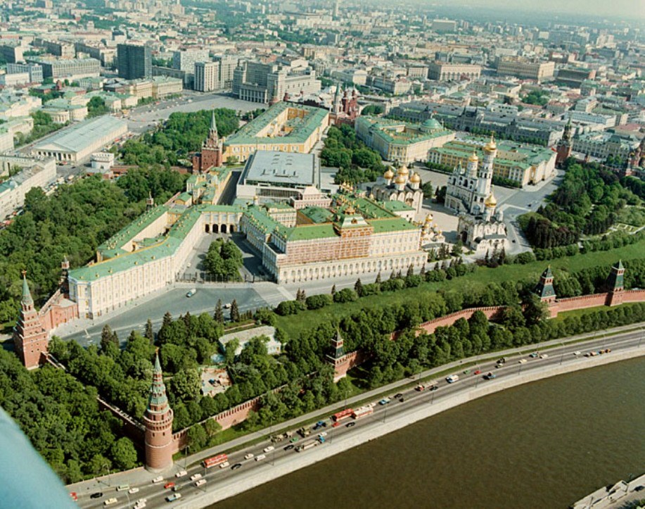 Можно ли в москве. Московский Кремль с высоты птичьего полета. Московский Кремль с высоты. Московский Кремль вид сверху. Большой Кремлёвский дворец Московский Кремль сверху.