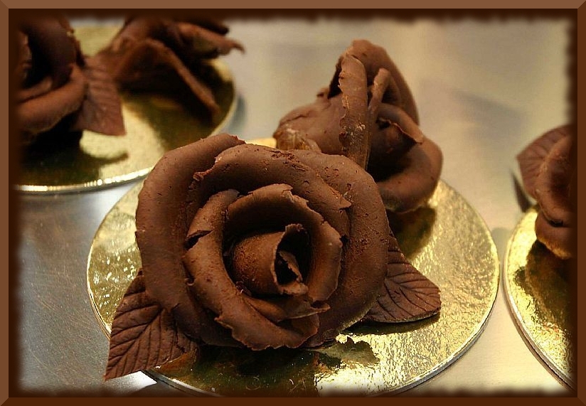 Открытка с Днем Рождения, розы и шоколад