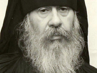 Отец Симон - Онегин Гаджикасимов.