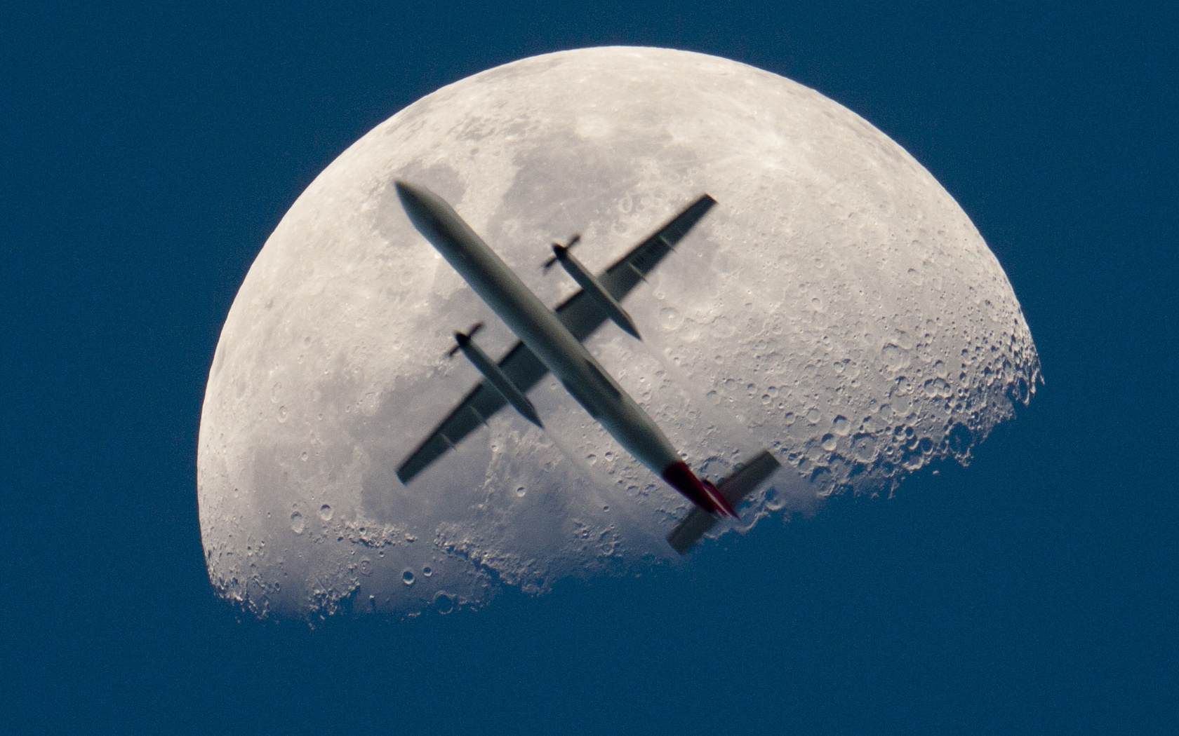 Самолет и луна