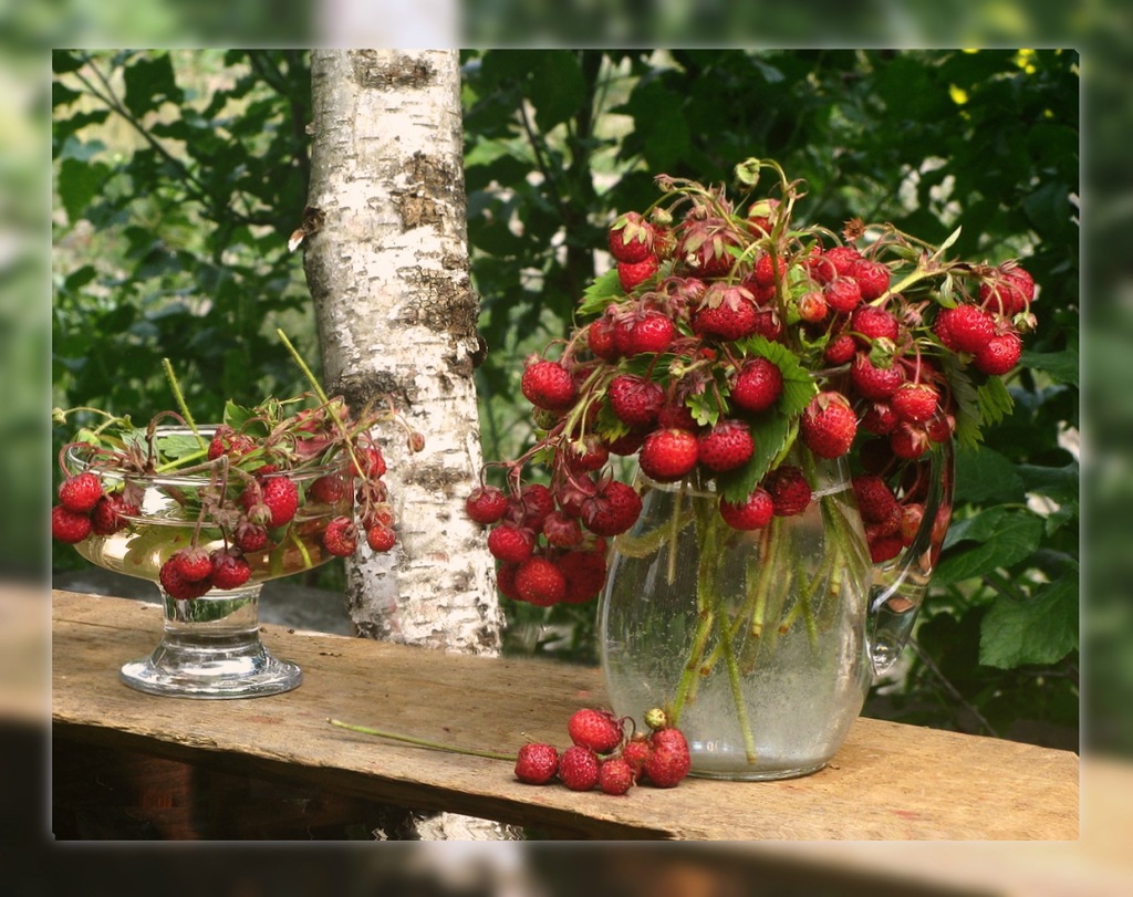 Букетик в саду клубника и вишни