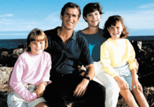 Джордж Буш со своими дочерьми-близняшками и женой. 1990 год