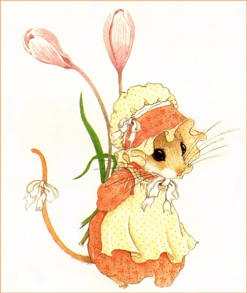 Матушка Мышка с цветами в подарок.