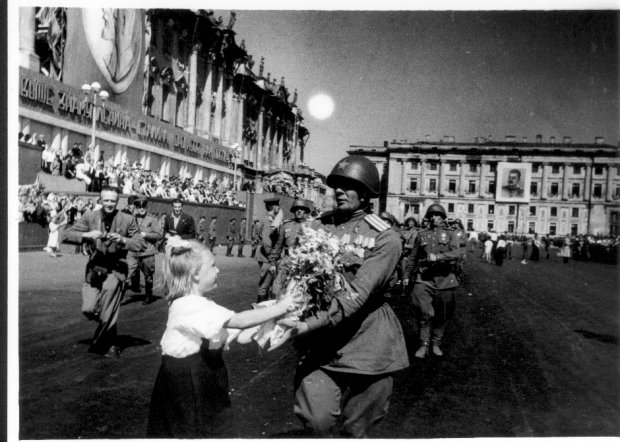1942 год. 24.Цветы победителю.