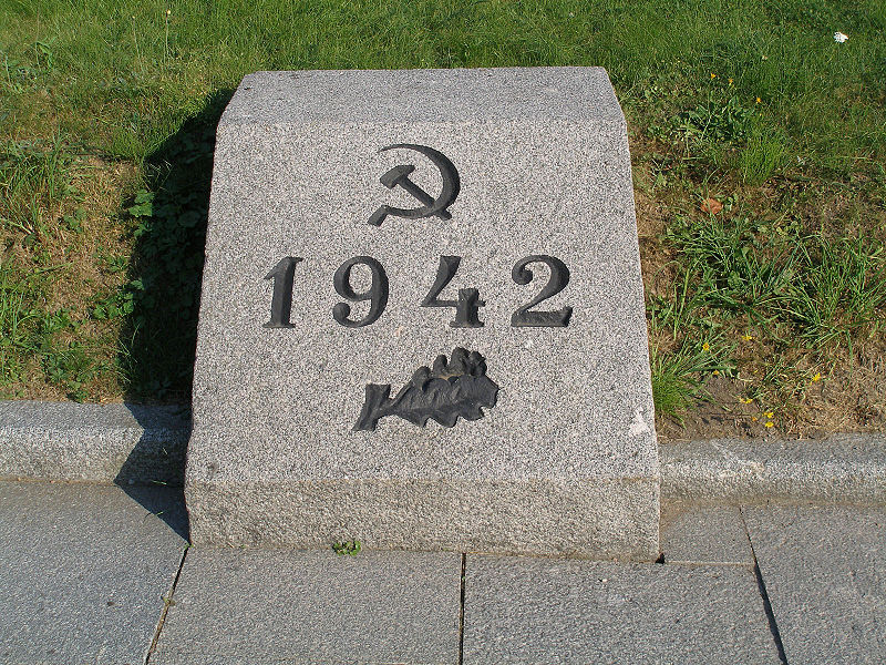Памятный камень с указанием года захоронения в братской могиле.1942