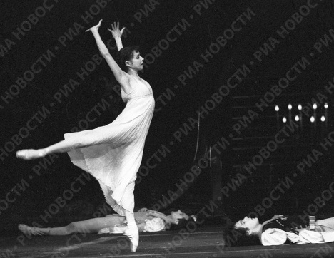 С 1980 года она выступала в спектаклях ансамбля Московский классический балет