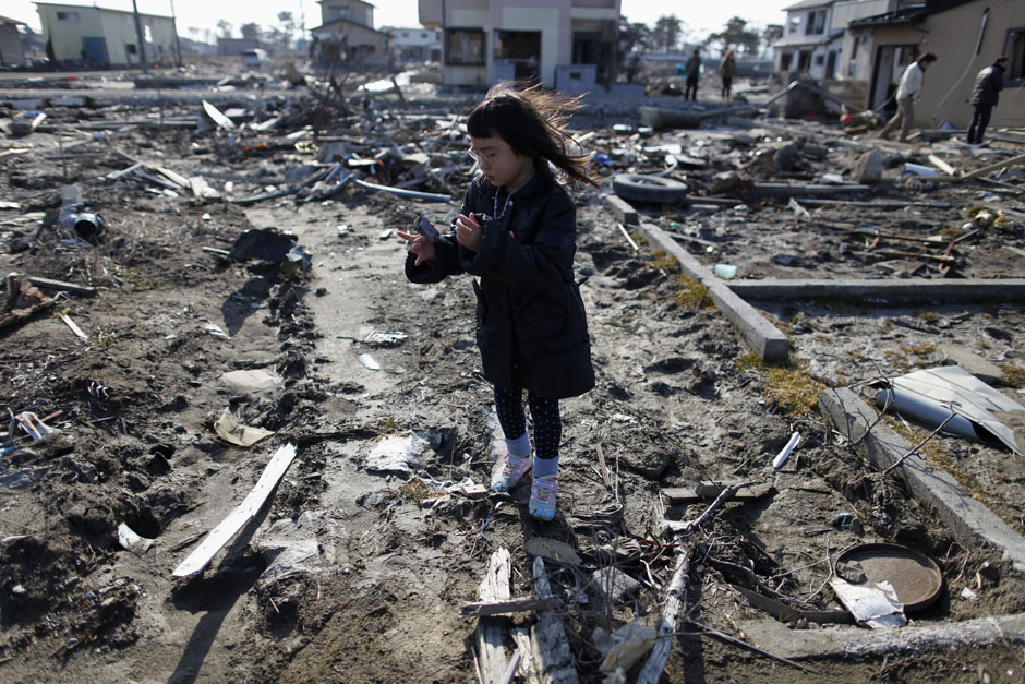 Семилетняя Вакана Кумагаи пришла на место, где когда-то стоял ее дом, смытый цунами 