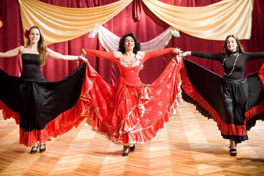 Цыганская танцевальная веселая. Цыганский танец Ромэн. Цыгане танцуют. Цыганский народный танец. Цыганка танец.