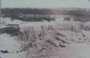        морозная зима и Ниагарский водопад полностью сковало льдом