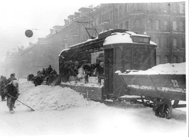 1942 год. 03 Расчистка города от снега и грязи.
