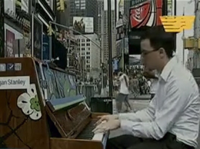 много пианинов Нью-Йорке