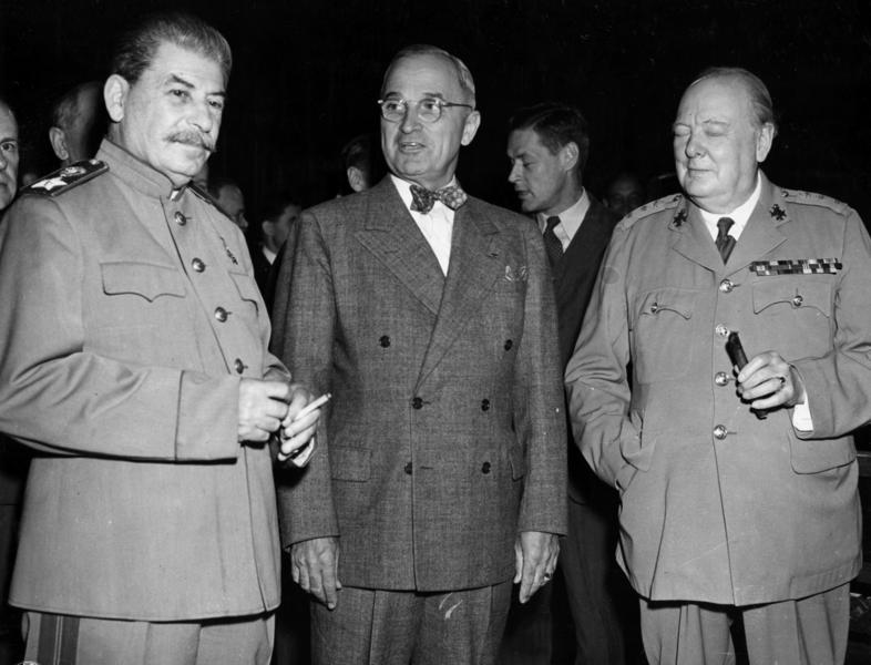 Уинстон Черчилль, Гарри Трумэн и Иосиф Сталин на Потсдамской конференции