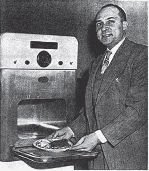 Житель штата Массачусетс Перси Спенсер запатентовал микроволновую печь