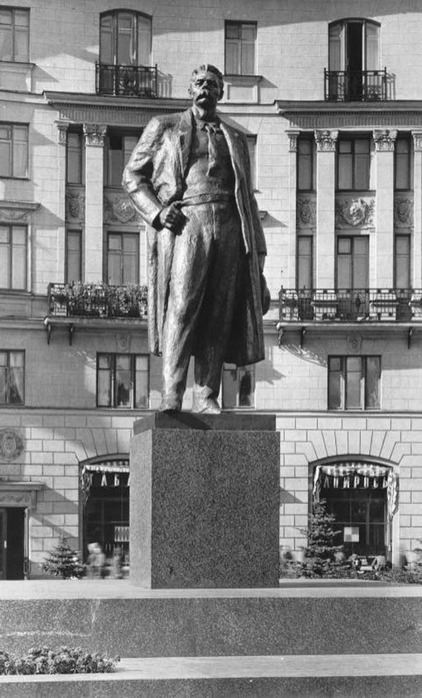 памятник М. Горькому
