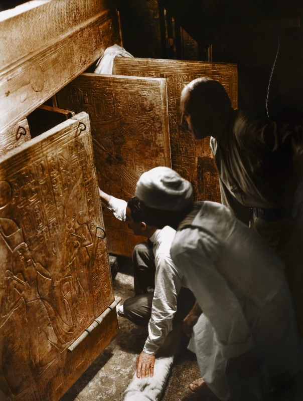 Говард Картер, Артур Каллендер и рабочий египтянин открывают вход в массивное святилище в погребальной камере гробницы и впервые видят саркофаг Тутанхамона. 