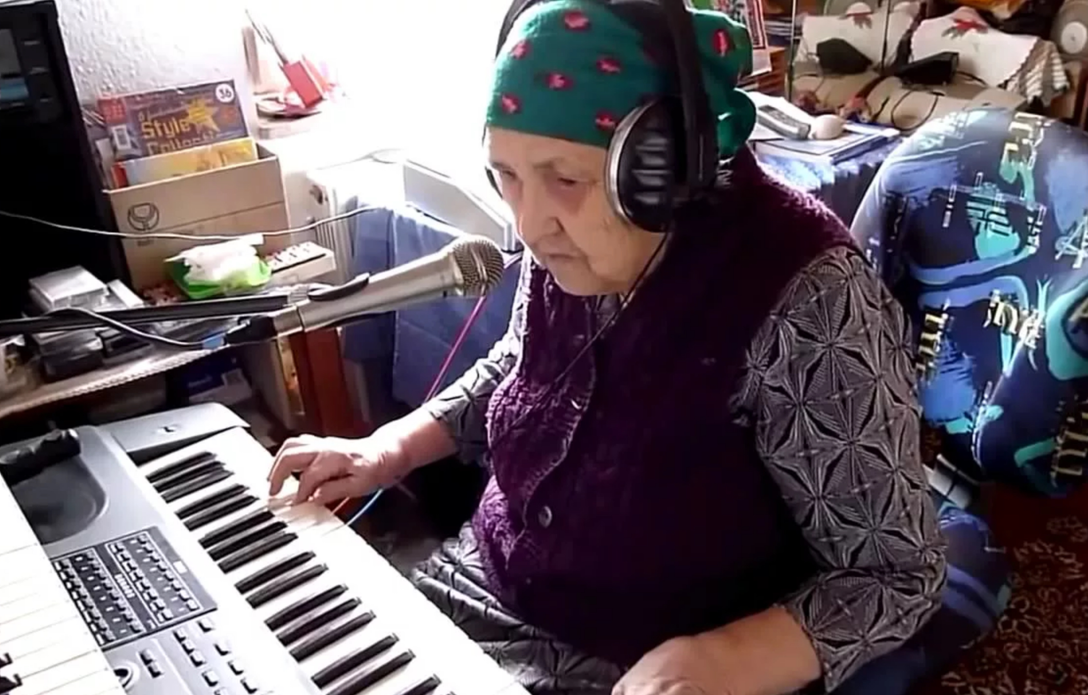 Музыка поют бабушки