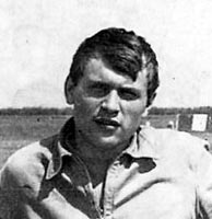 Шаршавов Александр , душа - парень, гитарист и прекрасный исполнитель песен... Погиб 14.04.1970 на Су-9, в Килпах..  Светлая память...