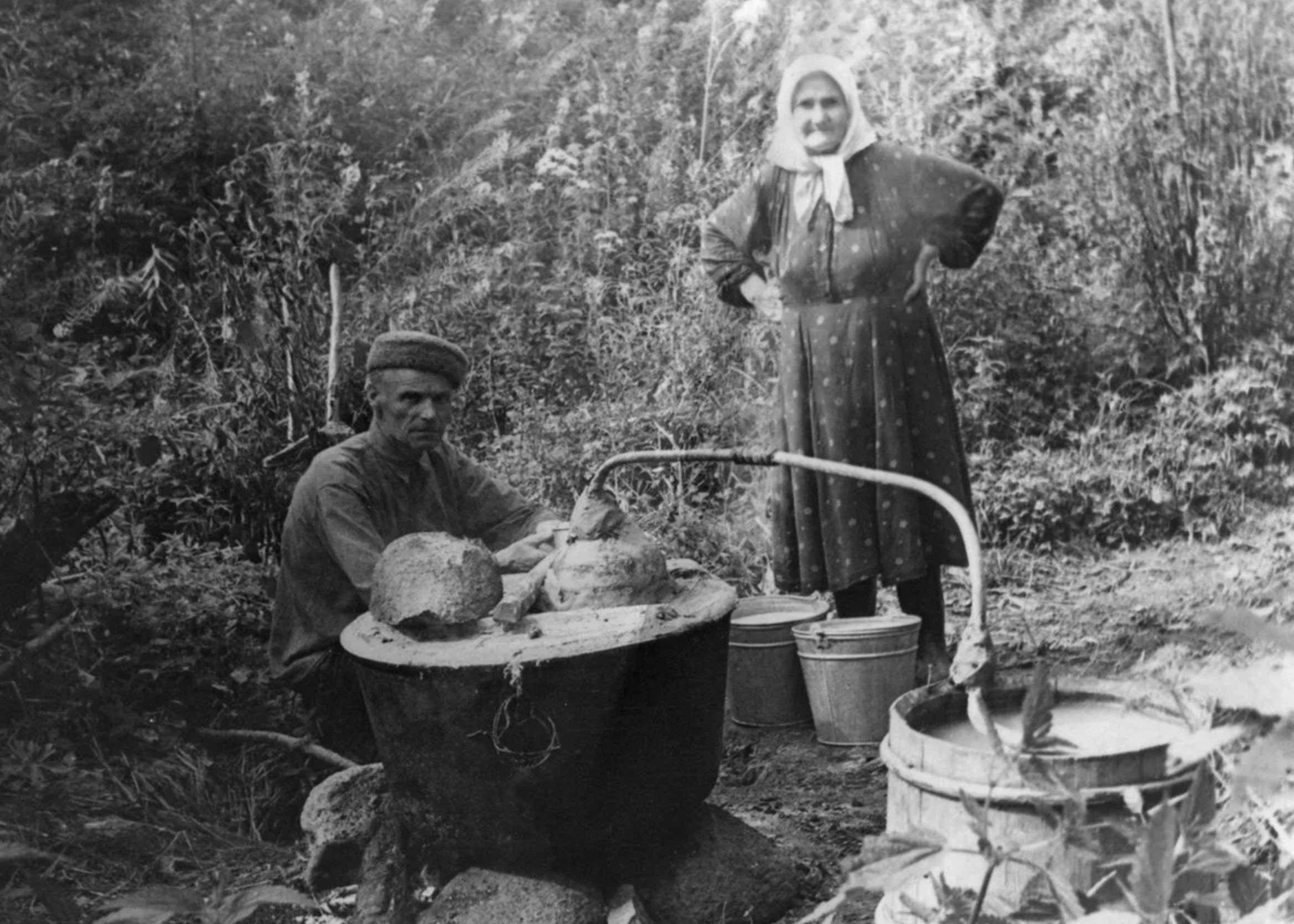 Самогонный пионер. Самогонный аппарат 19 века. Самогонный аппарат на Руси. Первый самогонный аппарат на Руси. Старинный самогонный аппарат Хакас.