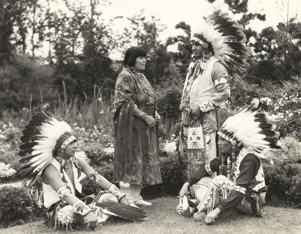 Ритуальные танцы мужчин племени. Индейцы Аппалачи. Индейцы Северной Америки Чероки. Индейцы Чероки 19 век. Чероки племя индейцев.