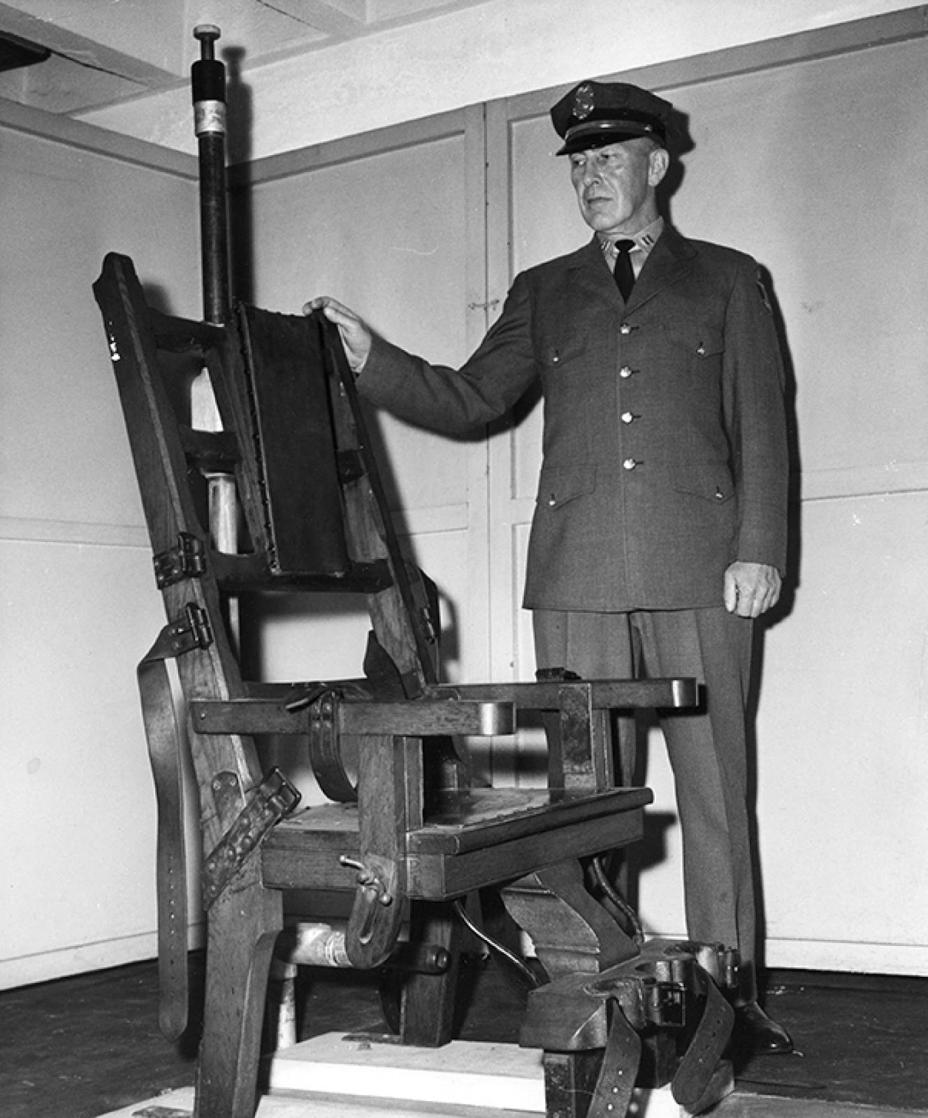Пытка электрическим током. Эдвин Дэвис, электрический стул. Смертная казнь в США электрический стул. Казнь на электрическом стуле в США.
