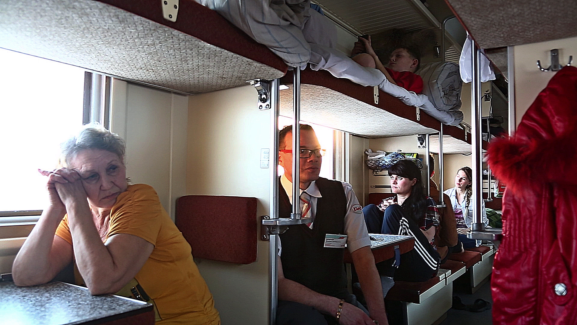 Ситуации в вагоне поездов. Плацкарт в поезде. Плацкарт в поезде фото. Плацкарт пассажиры. Поезд внутри с людьми.