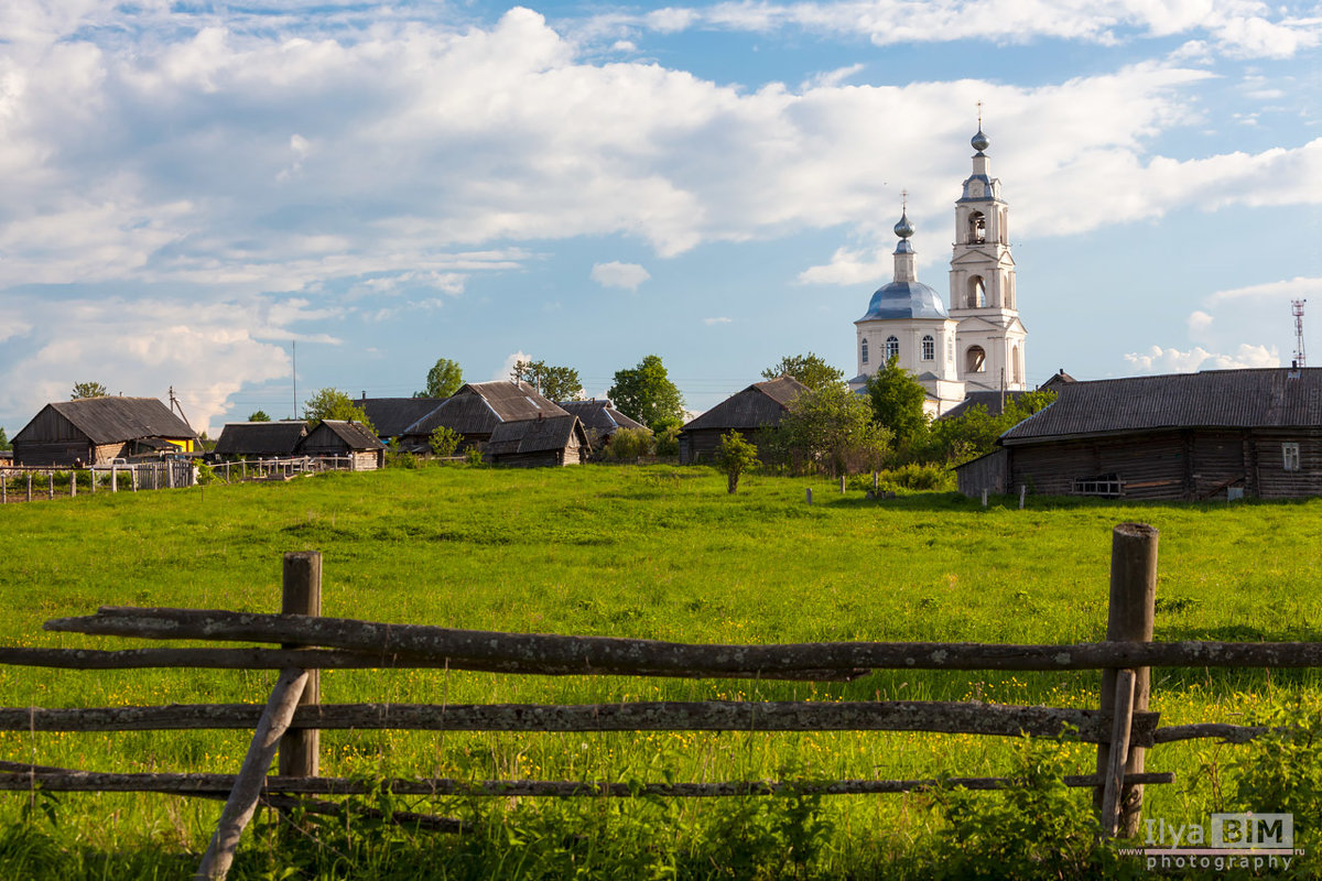 Регион живет селом. Деревня старина, Белоруссия. Красивая деревня. Деревенский пейзаж.