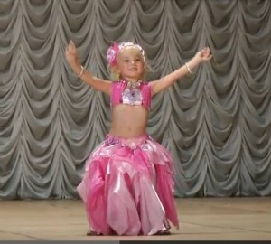 АНГЕЛИНА ГАЛУШКИНА - пятилетняя танцовщица.jpg