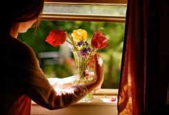 8 марта женщина ваза цветы.jpg
