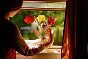 8 марта женщина ваза цветы.jpg
