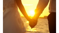 love-couple-holding-hands-2560x1440.jpg