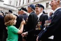 В Лондоне мальчик фотографирует ветеранов у кенотафа на улице Уайтхолл