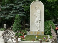 Надгробный памятник Льву Яшину