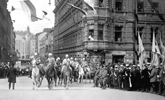 mannergeym-na-parade-pobedyi-1918-goda