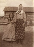 devochki-krestyanki-iz-d.-yarki-eniseyskogo-uezda-v-prazdnichnoy-odejde.-avgust-1912-g.-fotografiya-postupila-v-muzey-v-1916-g.