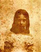 1843-1844-willim-h.-f.-talbot-la-fille-du-photographe-rosamund-epreuve-sur-papier-sale-negatif-calotype
