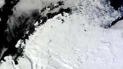 Во льдах Антарктиды нашли необычную гигантскую дыру 