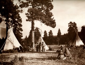 1910-1925-edward-s.-curtis--camp-flathead-sur-la-rivière-jocko-flathead-camp-on-the-jocko-river