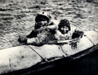 1910-1925-edward-s.-curtis--garçons-en-kayak-nuniwak-boys-in-the-kayak-nuniwak