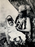 1910-1925-edward-s.-curtis--mère-et-enfant-hupas-mother-and-child-hupas