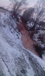 Картинка дня: красная река под Тюменью