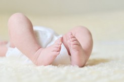 В Великобритании одобрили рождение детей от трех родителей.