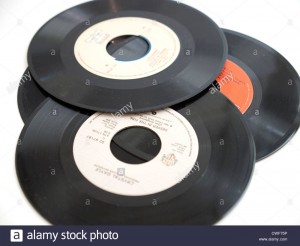 a-pile-of-dusty-45-rpm-records-cwf75p