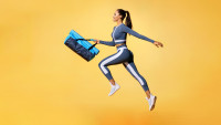 fitness_handbag_jump_colored_background_600380_2048x1152