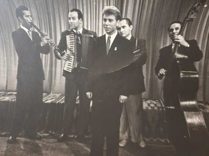 1958 год, Харьковское телевидение, концерт самодеятельности института ЮЖГИПроШАХТ. Среди участников, Владимир Чистов (мой дедушка) - гитара, Михаил Гулько - аккордеон, Вадим Мулерман - солист, Яков Межибовский - контрабас.